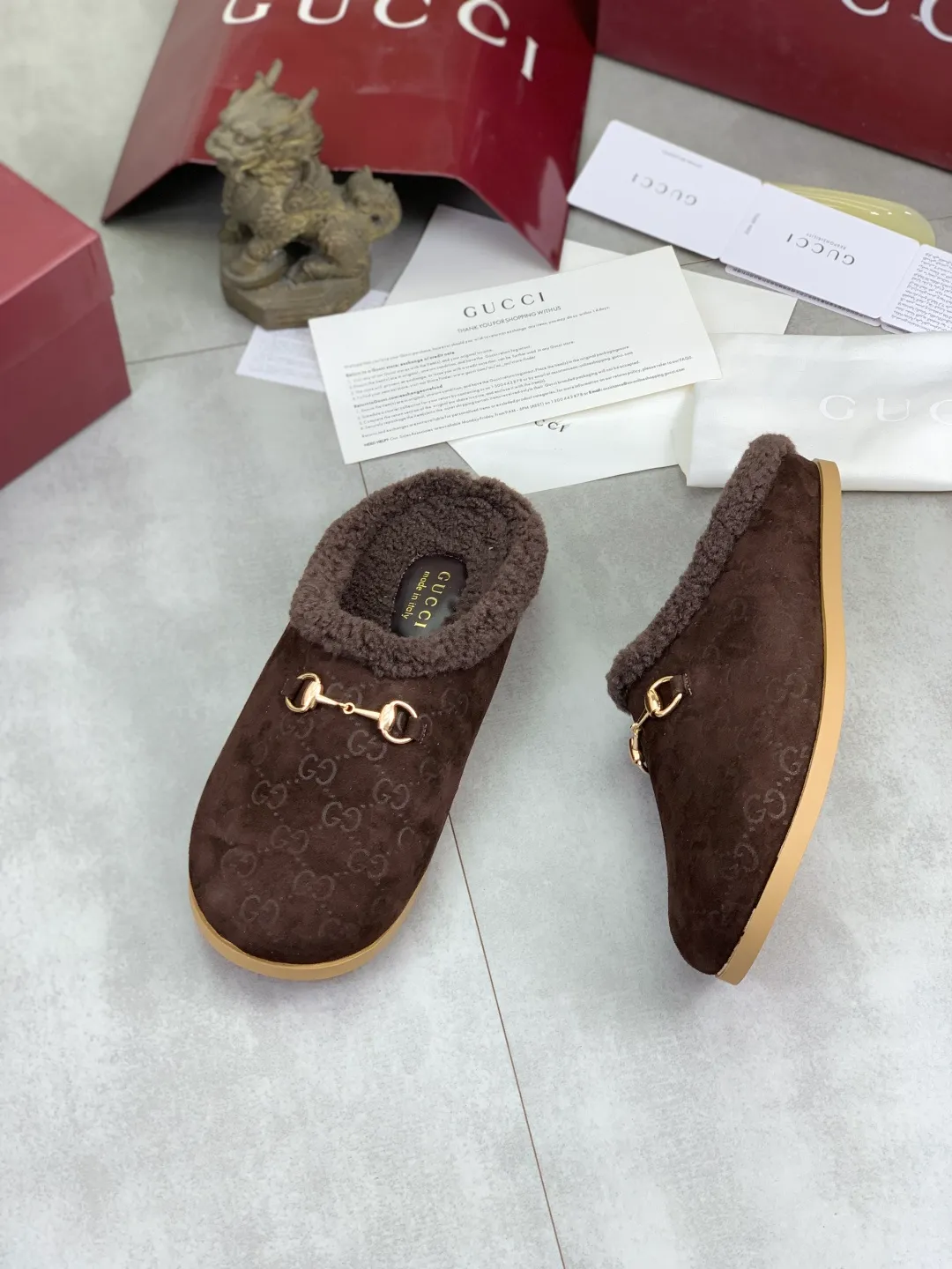 Men's shoes 💰P400 [New style] 💰 Women's half-flop 🆘 "Real wool" [GUCCI] 👉 Popular men's shoes official website synchronization 🔰 Quality [proud] is not comparable to the imitations in the general market 🌀 The upper is imported Italian frosted cowhide, and the lining: foot pad 🅰️ grade 🐑 real wool 👻 Only Grade A can show the effect The hand feels smooth and delicate 🔱The shoe shape is grand, only the factory can achieve it 🎄The perfect toughness of the original outsole 👻⬛️Only allows customers to bid farewell to one-time consumption. Real wool lining, super warm. 2️⃣Colors available Sizes: 35-44